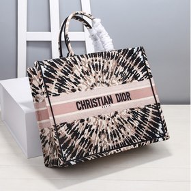 DIOR Book Tote Вышивка Эта сумка, вдохновленная креативным дирек
