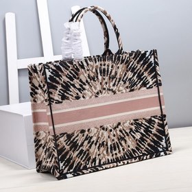 DIOR Book Tote Вышивка Эта сумка, вдохновленная креативным дирек