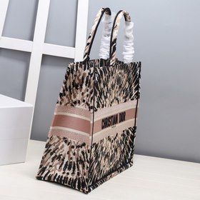 DIOR Book Tote Вышивка Эта сумка, вдохновленная креативным дирек
