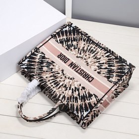 DIOR Book Tote Вышивка Эта сумка, вдохновленная креативным дирек