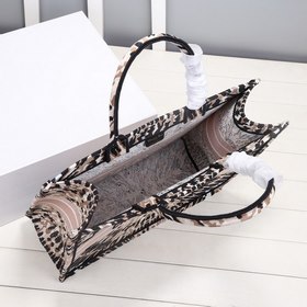 DIOR Book Tote Вышивка Эта сумка, вдохновленная креативным дирек