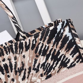 DIOR Book Tote Вышивка Эта сумка, вдохновленная креативным дирек