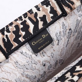 DIOR Book Tote Вышивка Эта сумка, вдохновленная креативным дирек