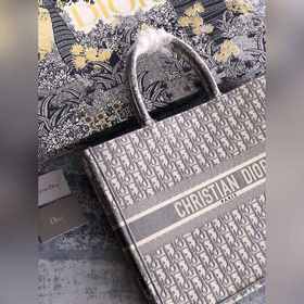 Большая сумка Dior Book Tote Является воплощением мастерства Dior
