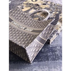 Большая сумка Dior Book Tote Является воплощением мастерства Dior