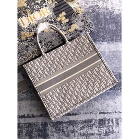 Большая сумка Dior Book Tote Является воплощением мастерства Dior