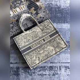 Большая сумка Dior Book Tote Является воплощением мастерства Dior