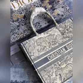 Большая сумка Dior Book Tote Является воплощением мастерства Dior