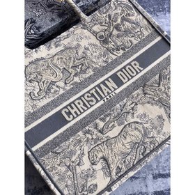 Большая сумка Dior Book Tote Является воплощением мастерства Dior