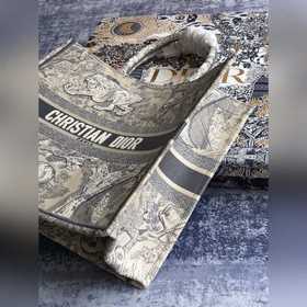 Большая сумка Dior Book Tote Является воплощением мастерства Dior
