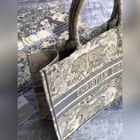 Большая сумка Dior Book Tote Является воплощением мастерства Dior