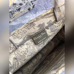Большая сумка Dior Book Tote Является воплощением мастерства Dior