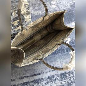 Большая сумка Dior Book Tote Является воплощением мастерства Dior