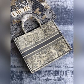 Большая сумка Dior Book Tote Является воплощением мастерства Dior
