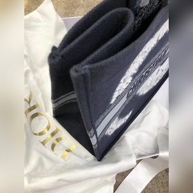 D1OR AROUND THE WORLD BOOK TOTE Вихревой синий Когда я увидел фот