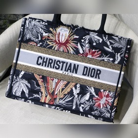 Dior Book Tote Garden Series Small Model M1286 Большинство людей,
