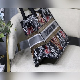 Dior Book Tote Garden Series Small Model M1286 Большинство людей,