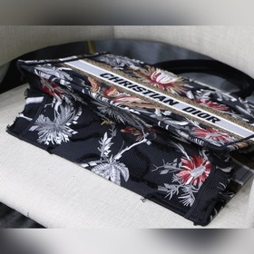 Dior Book Tote Garden Series Small Model M1286 Большинство людей,