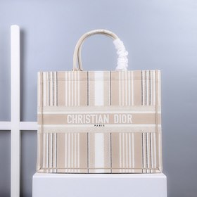 Сумка Dior Book Tote с полосками бежевого цвета  Эта сумка Book