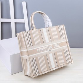 Сумка Dior Book Tote с полосками бежевого цвета  Эта сумка Book