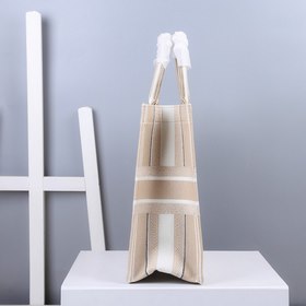 Сумка Dior Book Tote с полосками бежевого цвета  Эта сумка Book