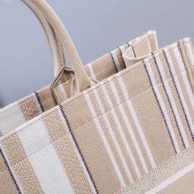 Сумка Dior Book Tote с полосками бежевого цвета  Эта сумка Book