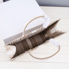 Сумка Dior Book Tote с полосками бежевого цвета  Эта сумка Book
