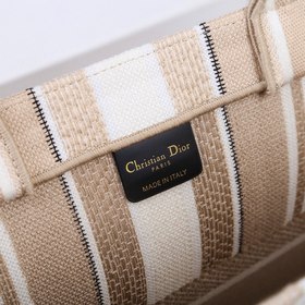 Сумка Dior Book Tote с полосками бежевого цвета  Эта сумка Book