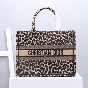 Сумка DIOR Book Tote с леопардовым принтом Эта сумка Book Tote вд