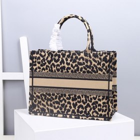 Сумка DIOR Book Tote с леопардовым принтом Эта сумка Book Tote вд