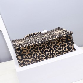 Сумка DIOR Book Tote с леопардовым принтом Эта сумка Book Tote вд