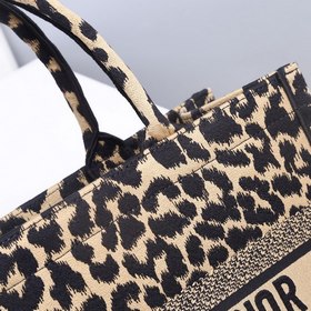 Сумка DIOR Book Tote с леопардовым принтом Эта сумка Book Tote вд