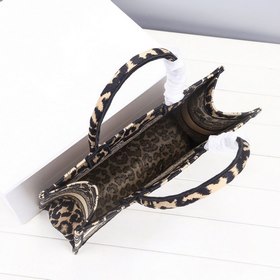 Сумка DIOR Book Tote с леопардовым принтом Эта сумка Book Tote вд