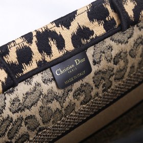 Сумка DIOR Book Tote с леопардовым принтом Эта сумка Book Tote вд