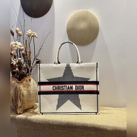 Серия Dior Book Tote, модель M1286 . Большинство людей, приобрета