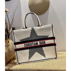 Серия Dior Book Tote, модель M1286 . Большинство людей, приобрета