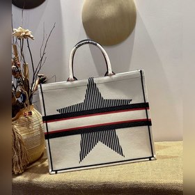 Серия Dior Book Tote, модель M1286 . Большинство людей, приобрета