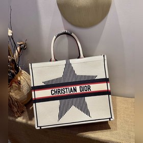 Серия Dior Book Tote, модель M1286 . Большинство людей, приобрета