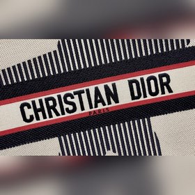 Серия Dior Book Tote, модель M1286 . Большинство людей, приобрета