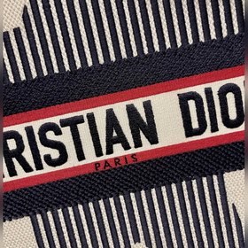 Серия Dior Book Tote, модель M1286 . Большинство людей, приобрета