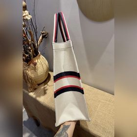 Серия Dior Book Tote, модель M1286 . Большинство людей, приобрета