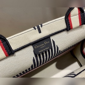 Серия Dior Book Tote, модель M1286 . Большинство людей, приобрета