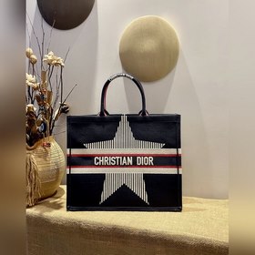 Серия Dior Book Tote, модель M1286 . Большинство людей, приобрета