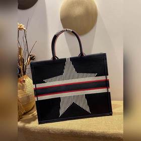 Серия Dior Book Tote, модель M1286 . Большинство людей, приобрета