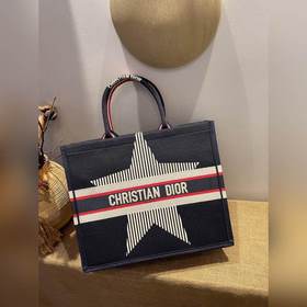 Серия Dior Book Tote, модель M1286 . Большинство людей, приобрета