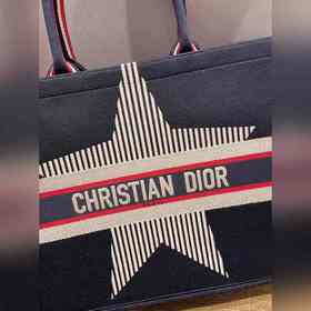 Серия Dior Book Tote, модель M1286 . Большинство людей, приобрета