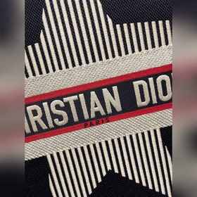 Серия Dior Book Tote, модель M1286 . Большинство людей, приобрета