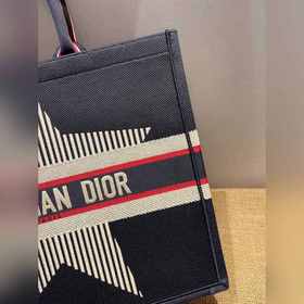 Серия Dior Book Tote, модель M1286 . Большинство людей, приобрета