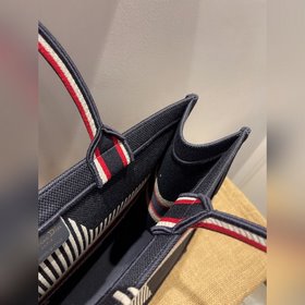 Серия Dior Book Tote, модель M1286 . Большинство людей, приобрета