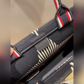 Серия Dior Book Tote, модель M1286 . Большинство людей, приобрета